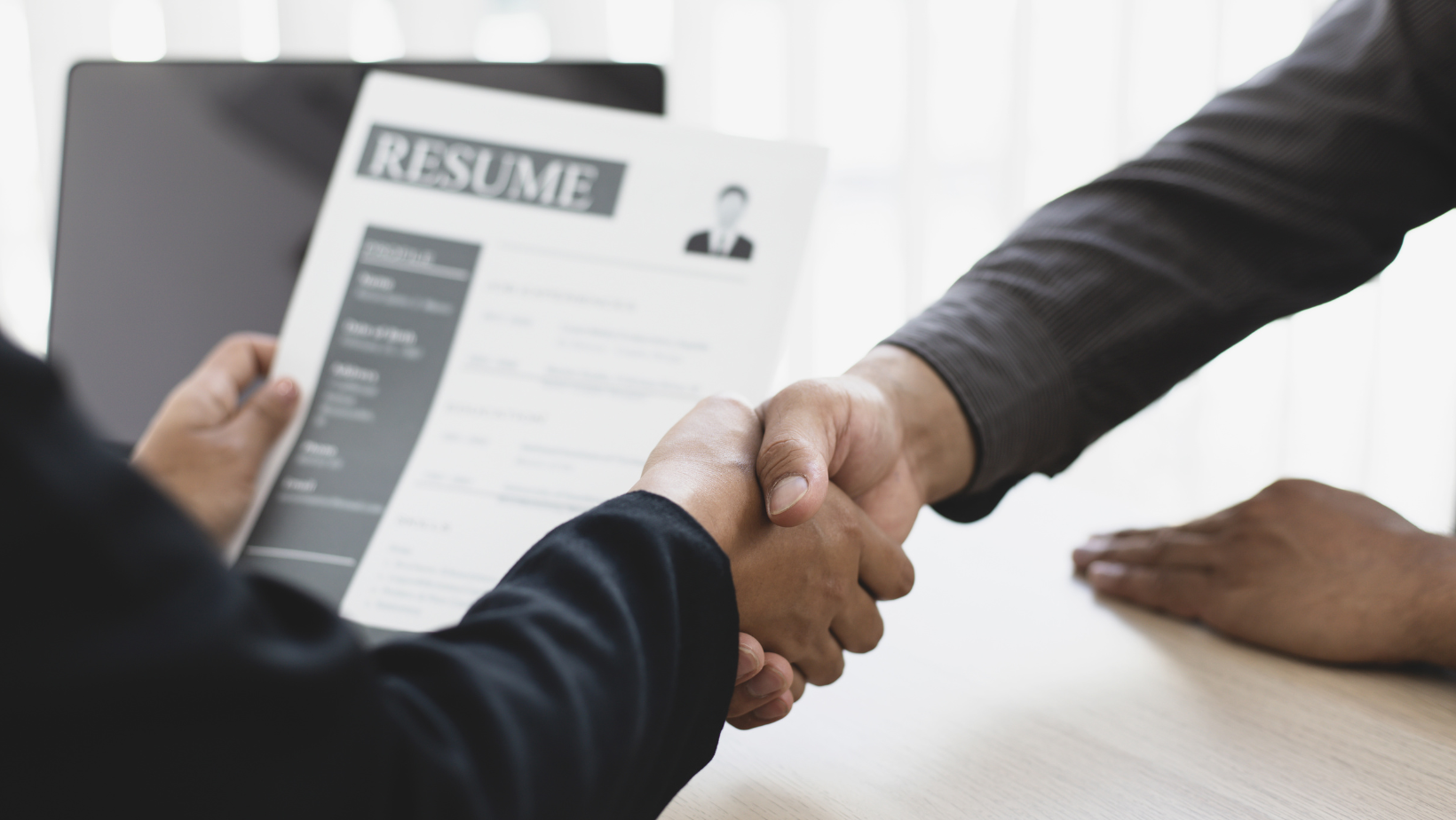 The Pros and Cons of Using a Professional Resume-Writing Service